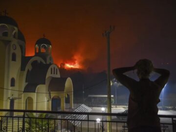 تداوم آتش‌سوزی جنگل‌ها در آتن؛ هزاران نفر تخلیه شدند