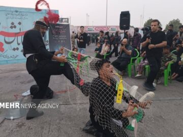 اجرای نمایش خیابانی «ماندن یا رفتن» با موضوع مقاومت فلسطین در چذابه