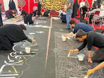 کتیبه‌نویسی در مسیر راهپیمایی جاماندگان اربعین حسینی