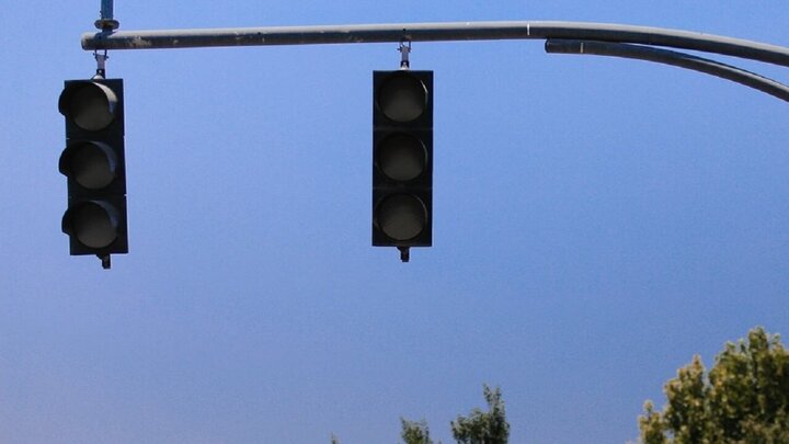 خاموشی مکرر چراغهای راهنمایی در شیراز؛ امنیت ترافیکی کجاست؟