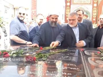 ادای احترام استاندار تهران به مقام شامخ شهدا در امامزاده صالح