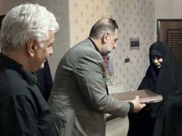 تجلیل مجمع خیرین سلامت قم از خانواده شهید دکتر داوود شیروانی