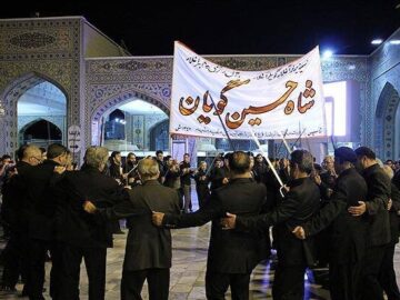 برگزاری مراسم عزاداری هیئت «شاه حسین گویان» در حرم رضوی
