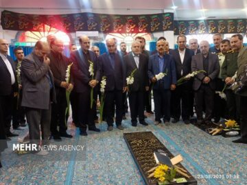 ادای احترام وزیر میراث فرهنگی به مقام شامخ شهدا در لاهیجان