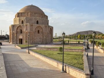 گنبد جبلیه کرمان به‌ منظور انجام تعمیرات تعطیل شد