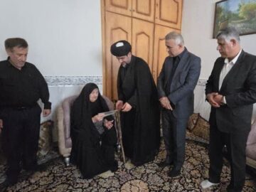 مسئولان شهرستان گناوه به دیدار مادر شهید «حاصل زارعی» رفتند
