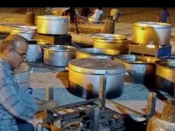 طبخ و توزیع ۱۰ هزار پرس غذای نذری در کاکی