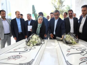 وزیر راه و شهرسازی به مقام شهدای گمنام خراسان رضوی ادای احترام کرد
