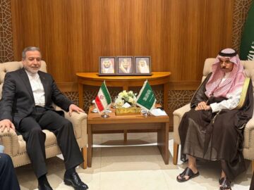 دیدار و گفتگوی عراقچی و  وزیر خارجه عربستان