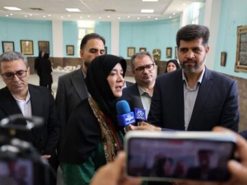 معاون وزیر: زنان سهم قابل‌توجهی در تولیدات صنایع‌دستی لنجان دارند