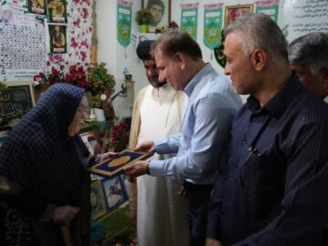 دیدار مسئولان با خانواده سید مرتضی حسینی‌زاده درگناوه