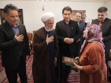 همسران شهدا در اجر شهادت همسنگ شهیدان هستند