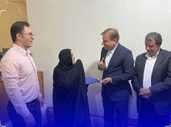 خانواده شهدا چشم و چراغ کشور هستند