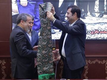 اهدای شال پهلوانی به وزیر امور خارجه