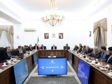 بررسی ساماندهی نیروهای شرکتی در نشست اعضای کمیسیون اجتماعی مجلس با عارف