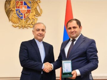 اعطای عالی‌ترین مدال افتخار وزارت دفاع ارمنستان به سفیر ایران