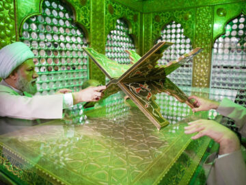 آیین غبارروبی و عطرافشانی حرم مطهر شاهچراغ(ع) در هفته وحدت