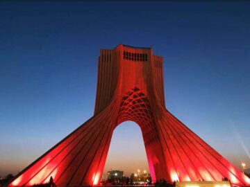 برج آزادی قرمز شد