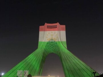برج‌نگاره پرچم کشور تاجیکستان بر قامت برج آزادی