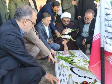 استاندار زنجان به مقام شامخ شهدای خرمدره ادای احترام کرد