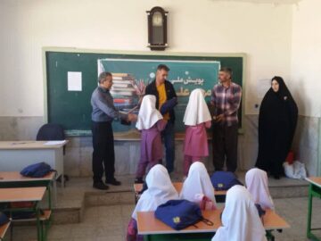 ۱۳ هزار و ۶۰۰ بسته آموزشی بنیاد علوی بین دانش‌آموزان نیازمند آذربایجان‌غربی توزیع شد