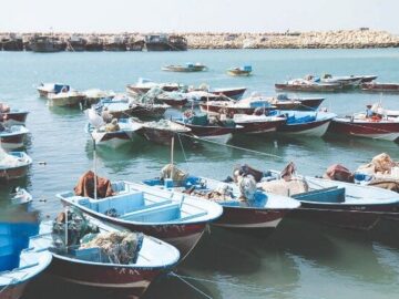 توقیف شش فروند قایق صیادی بی‌هویت حامل تور محاصره‌ای در بندرلنگه