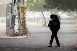 تندباد و گردوخاک اصفهان را درمی‌نوردد