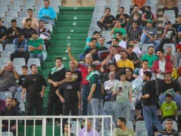 جو ورزشگاه تختی خرم‌آباد دو ساعت مانده به آغاز بازی