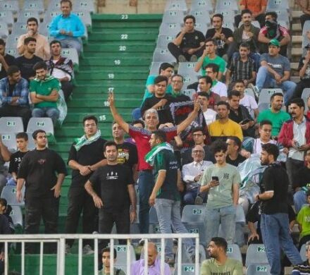 جو ورزشگاه تختی خرم‌آباد دو ساعت مانده به آغاز بازی