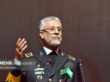 دریادار سیاری:پرچم اقتدار جمهوری اسلامی در پهنه دریاها به اهتزاز درآمد
