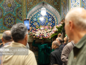 گل‌آرایی حرم مطهر رضوی به مناسبت میلاد پیامبر اکرم(ص) و امام صادق(ع)