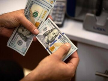 قیمت دلار اسکناسی بانک مرکزی بار دیگر به کانال ۷۱ هزار تومان بازگشت