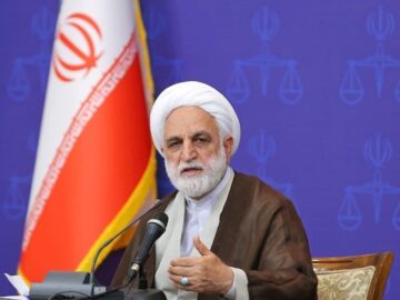 دشمن از هر طریق در حال وارد کردن فشار اقتصادی به کشور است