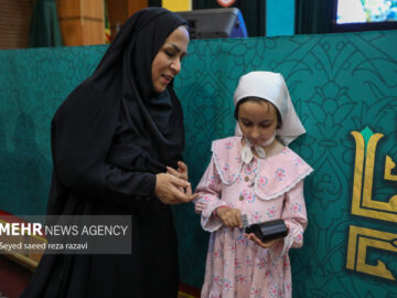 دانش آموزان یزدی در اولین روز سال تحصیلی یک مادر زندانی را آزاد کردند