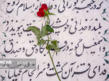 ادای احترام فرزندان کارکنان امور عشایر اردبیل به شهید گمنام