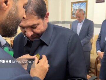 لباس خادمی بر تن مشاور مقام معظم رهبری