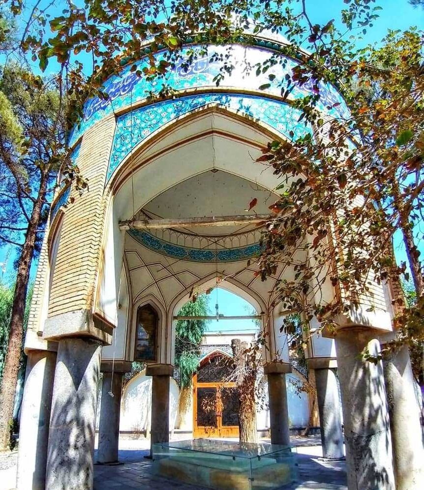 تکیه واله؛ پیوند شعر، خوشنویسی و معماری در تخت فولاد