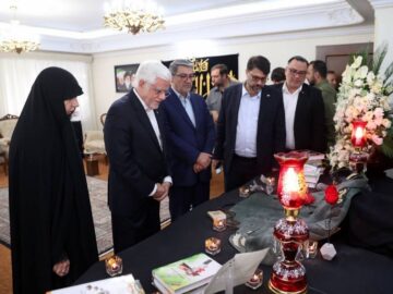 عارف با خانواده فرماندهان و دانشمندان شهید در جنگ ۱۲ روزه دیدار کرد