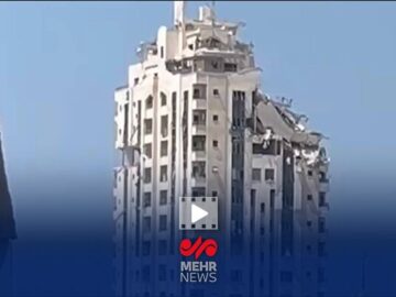 لحظه بمباران و فرو ریختن برج مسکونی “مشتهی” در شهر غزه