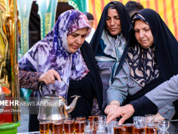 خدمت به ۱۰ هزار نفر در جشن امت احمد؛  اینجا همه با عشق خدمت می کنند