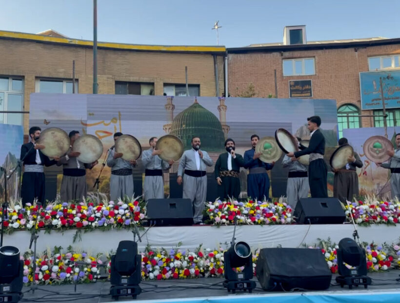 طنین ندای «لبیک یا رسول‌الله» با اجرای گروه دف‌نوازی در جشن امت احمد
