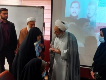 تقدیر از خانواده تنها شهید جنگ ۱۲ روزه سیستان و بلوچستان در همایش وحدت