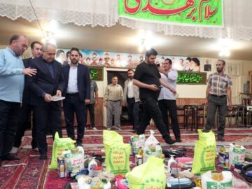 توزیع بسته‌های معیشتی و نوشت‌افزار بین دانش‌آموزان نیازمند تبریز