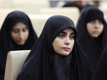 بگذار تا شهر از غمم آگاه باشد؛ حالی برای ذره‌ای کتمان ندارم