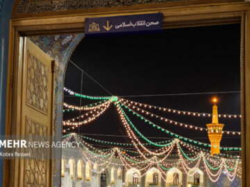 آذین بندی و چراغانی ویژه حرم مطهر رضوی در ایام میلاد پیامبر اعظم (ص)