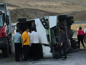 واژگونی مینی‌بوس در محور اهر به ورزقان ۱۹ مصدوم برجای گذاشت