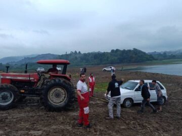 نجات ۳۹ نفر و ۱۳ خودرو گرفتار در سیلاب روستای شیاده بابل