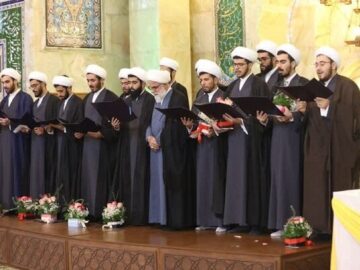 جشن حفظ کل طلاب و عمامه‌گذاری در مسجد علمیه دارالسلام برگزار شد