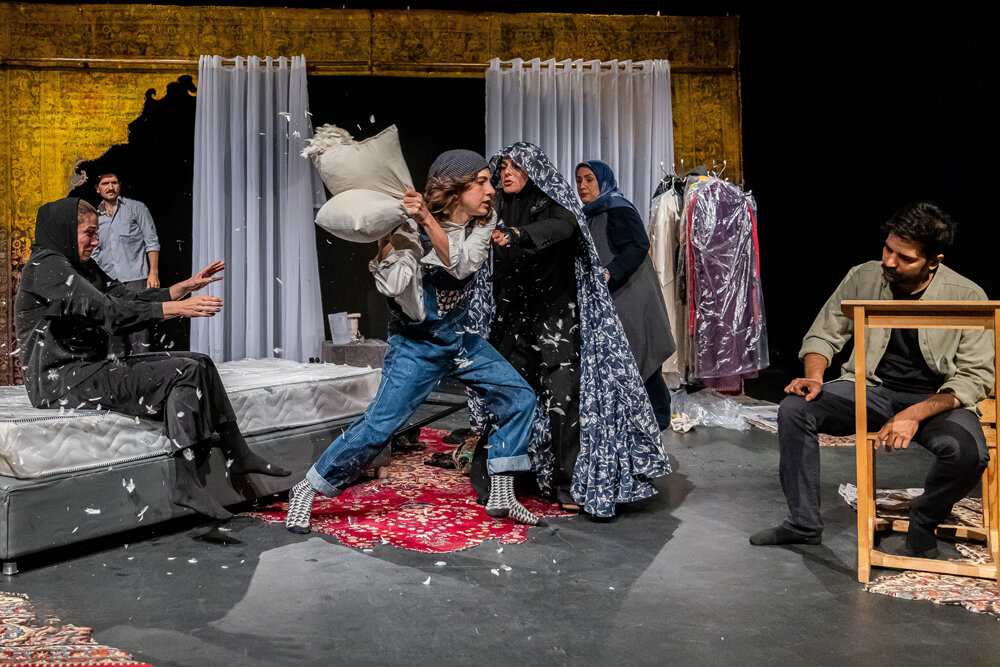 مادرِ «سفید» نماد وطن است؛ اجرای تئاتر در شرایط امروز به جنون میماند