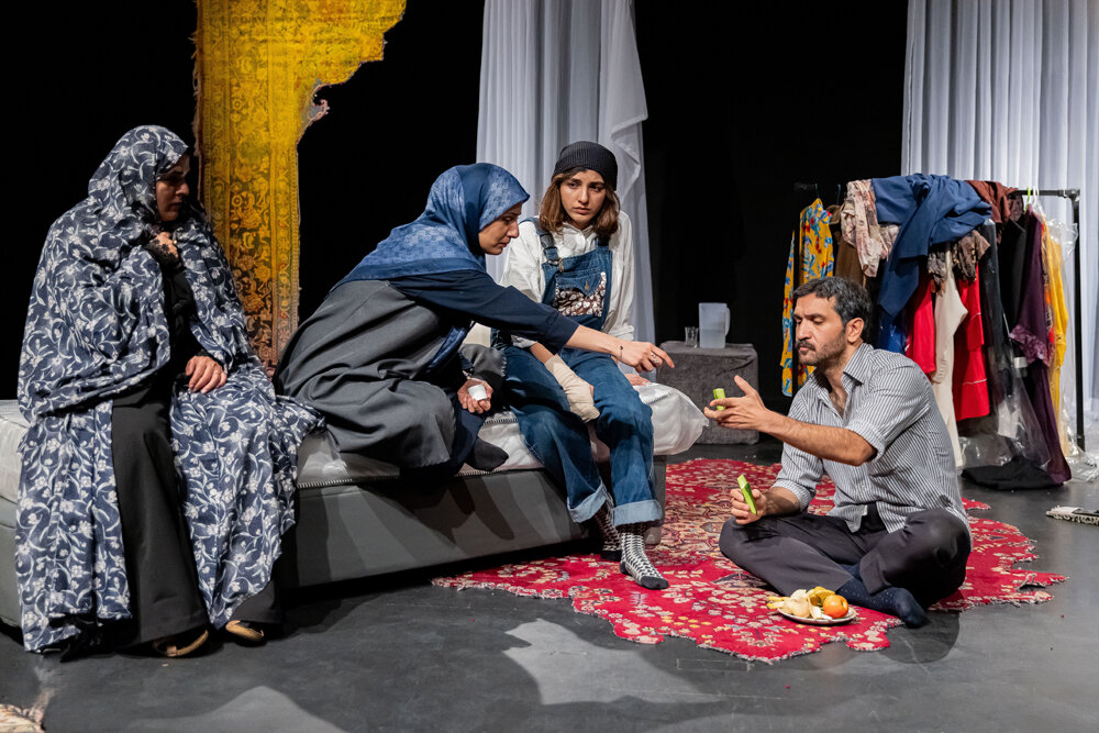 مادرِ «سفید» نماد وطن است؛ اجرای تئاتر در شرایط امروز به جنون میماند